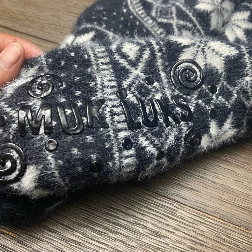 Mukluks Sherpa lined cabin socks  New Muk Luks Christmas socks black